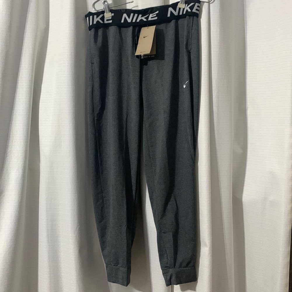 BNWTA Nike Attack 7/8 Training Paint Women’’s S